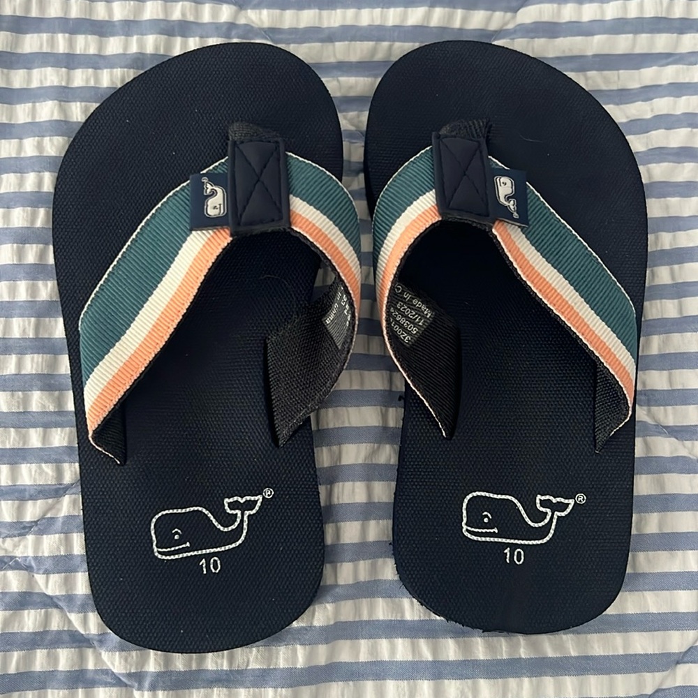 Vineyard Vines boys’ striped ribbon foam flip flops